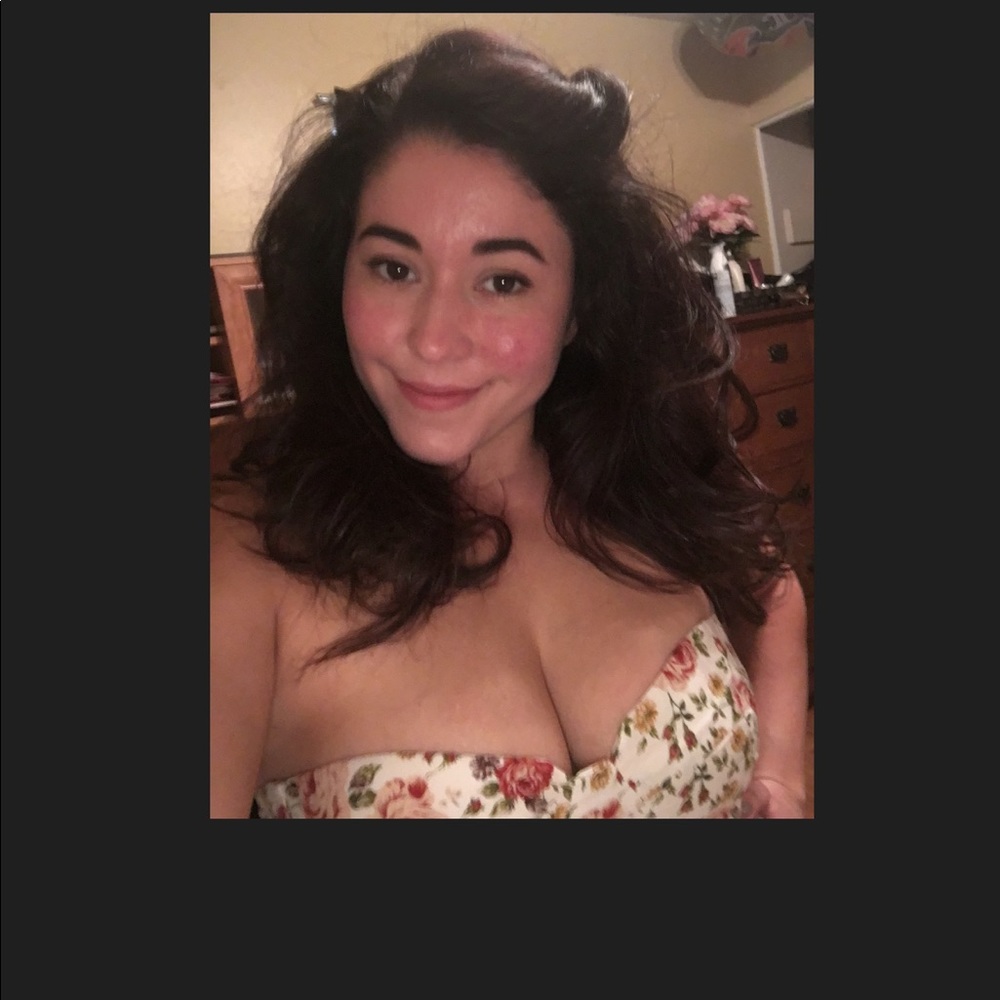 Meet your Posher, Esther_M_Macias@instagram!
